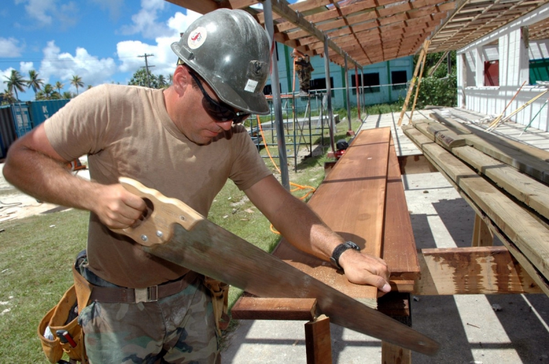 ebeniste-BAIROLS-min_worker_construction_building_carpenter_male_job_build_helmet-893290